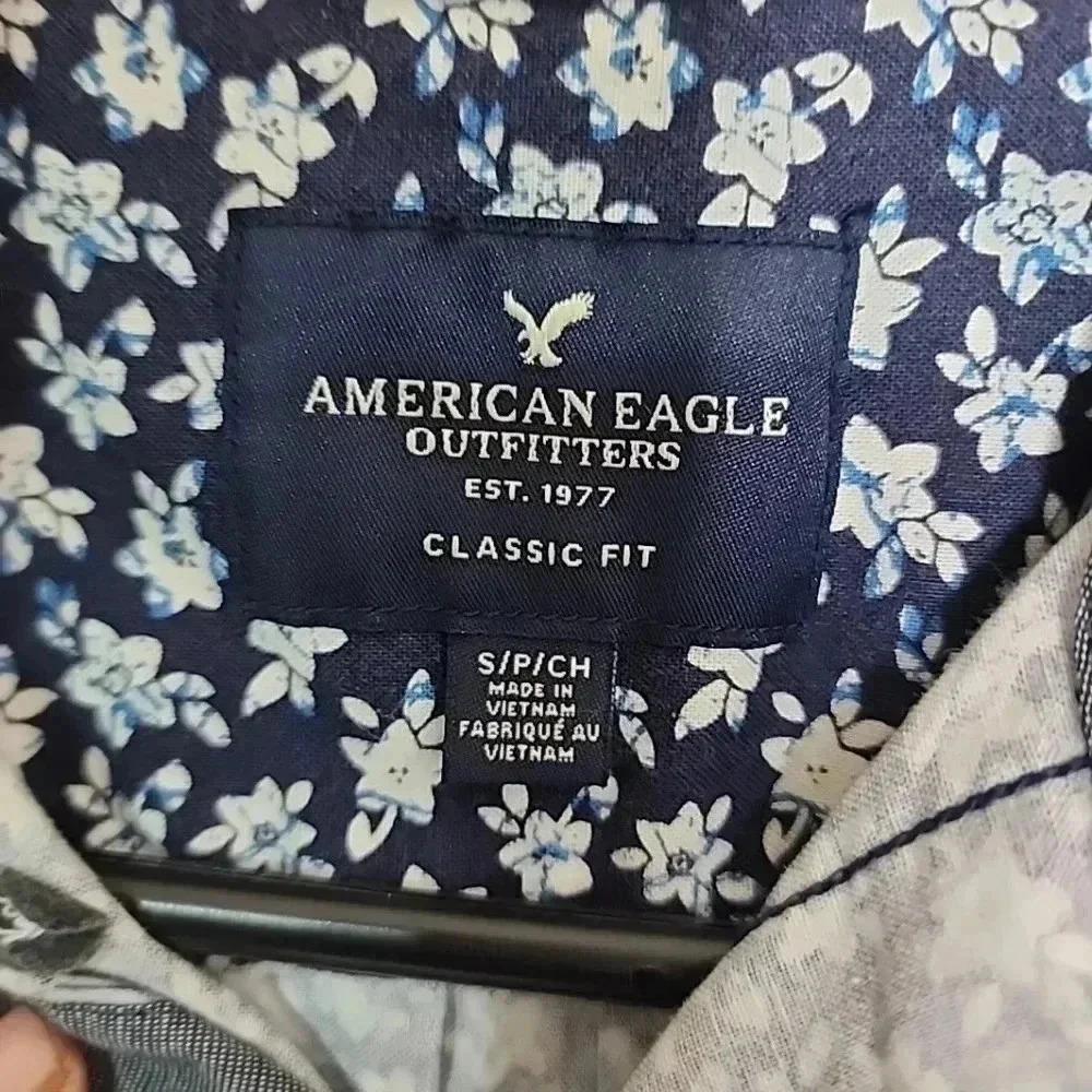 American Eagle Outfitters men's floral classic fit button-up. Size small - Picture 5 of 7
